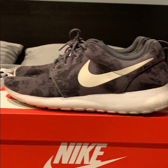 Nike roshe run size 10.5 - Picture 3 of 6